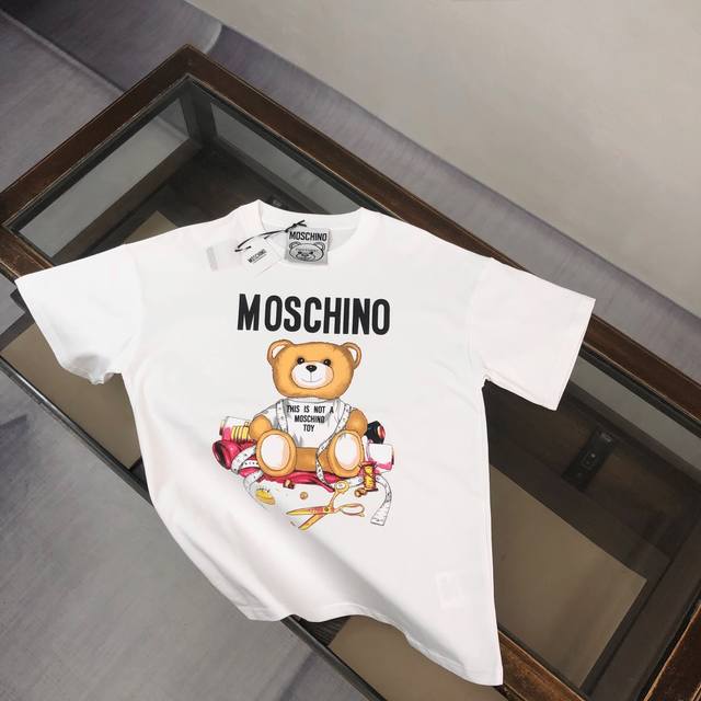 Moschino 莫斯奇诺 2025春夏新款情侣款圆领短袖T恤 专柜同步售卖 高端品质 高版本 Os版型阔版 爆款印花字母Logo图案设计 定制进口双股100%