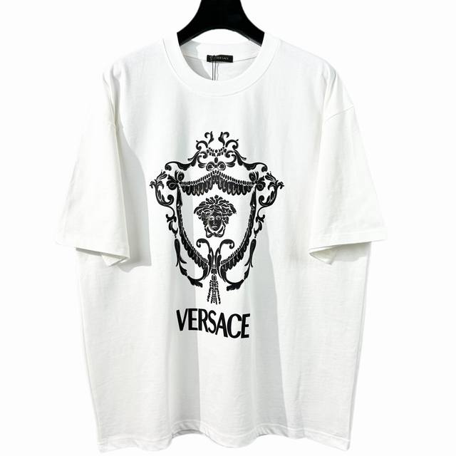 Versace 范思哲 2025最新款潮牌情侣款 经典Logo印花圆领T恤 春夏新品 高品质280克纯棉面料 时尚百搭经典潮款 穿着舒适 透气 时尚 不失个性