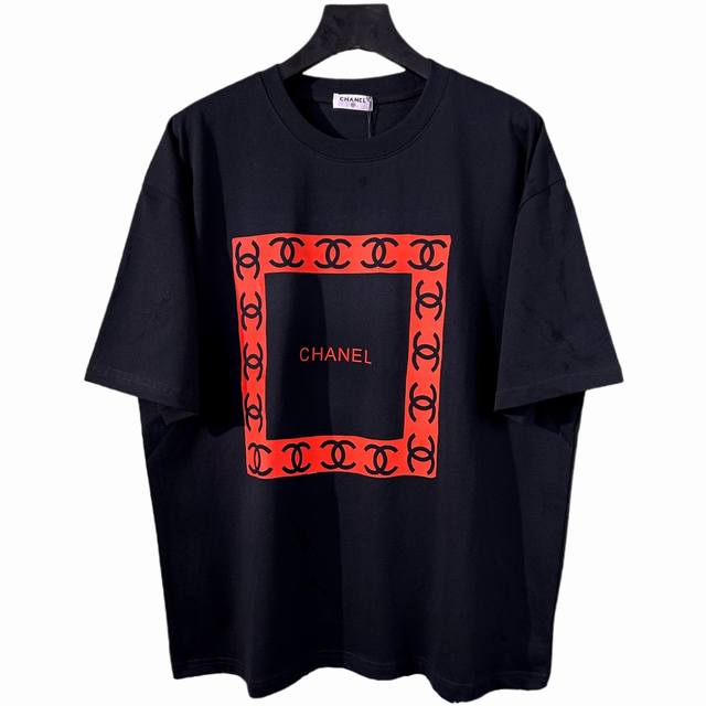 Chanel 香奈儿 2025最新款潮牌情侣款 经典Logo印花圆领T恤 春夏新品 高品质280克纯棉面料 时尚百搭经典潮款 穿着舒适 透气 时尚 不失个性 帅