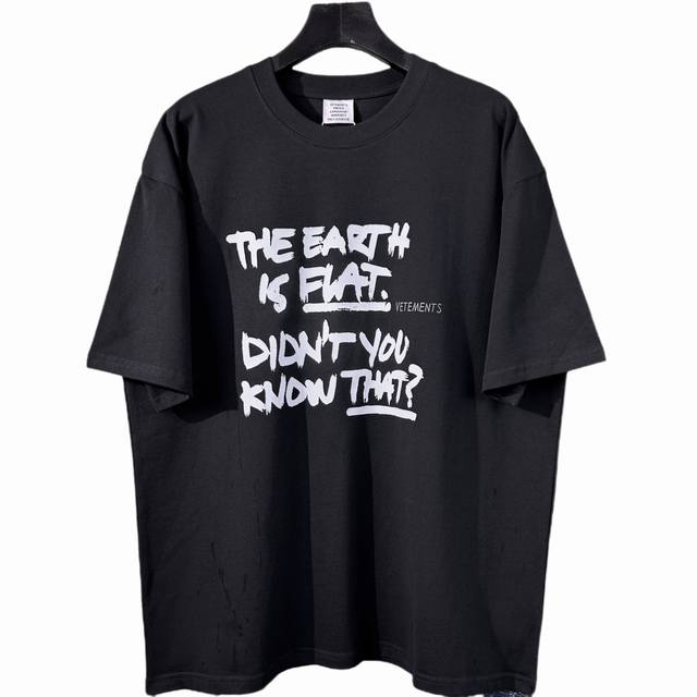 Vetements 维特萌 2025最新款潮牌情侣款 经典Logo印花圆领T恤 春夏新品 高品质280克纯棉面料 时尚百搭经典潮款 穿着舒适 透气 时尚 不失个