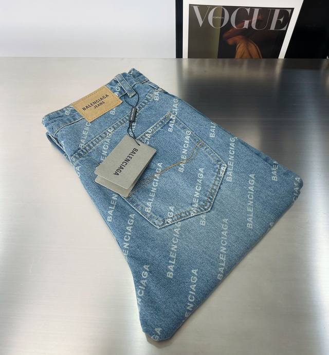 balenciaga巴黎世家弹幕满印牛仔裤 进口原版水洗弹力面料 原版五金辅料装Logo 版型超正 档次极高 定制纽扣 重度水洗工艺 暗藏玄机的细节非常多 男女