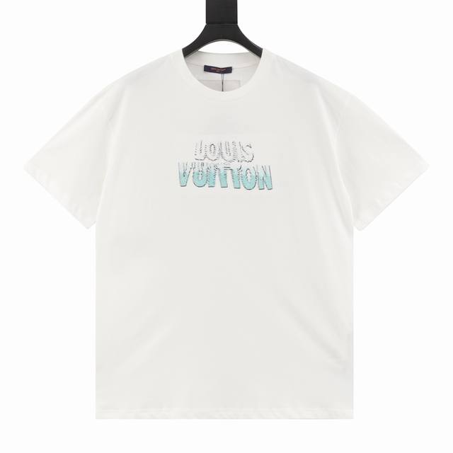 款号Y778 louis Vuitton Lv 串珠圆领短袖T恤 原9,850购入 以渐变串珠刺绣描摹胸前的扭曲效果 宛如水面激荡起层层涟漪 夏日上身妥妥小清新
