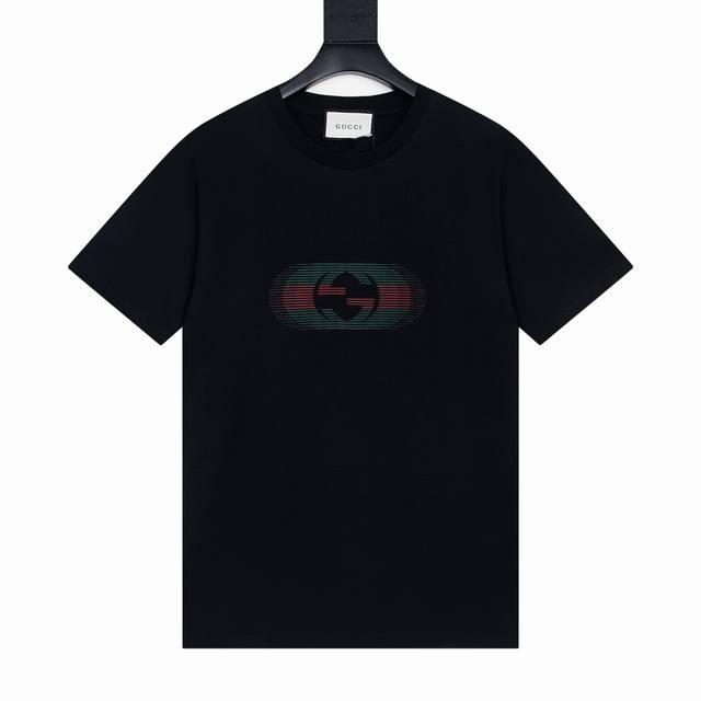 款号Y825 gucci 古驰 前后印花短袖 采用280克40支精梳棉面料制成 且经由水洗后面料手感顺滑 不易缩水变形 不易褪色 质感满满 印花采用弹力胶浆印花