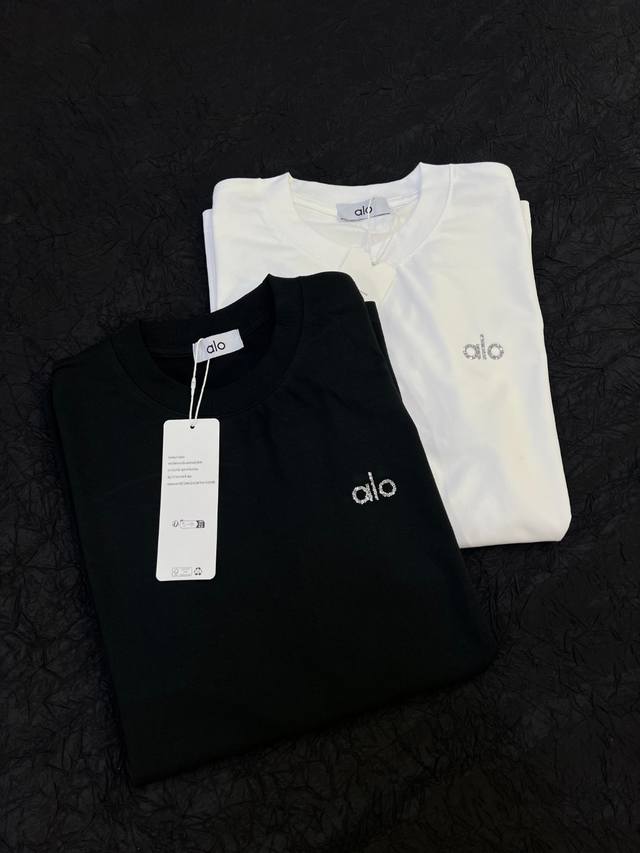 alo 25新款春夏小字母Logo烫碎钻纯棉 克基础短袖男女款慵懒感T恤 款号 Al701 码数 S M L 颜色 黑色 米白 p价 70