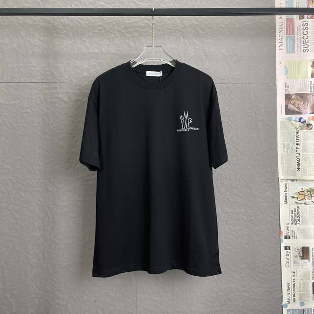 B46 moncler 蒙口新款标志性字母Logo立体压胶 Moncler标识 仿佛艺术家的灵魂印记 辨识度拉满 低调中蕴含着无尽的故事与格调 无需多言 穿搭的