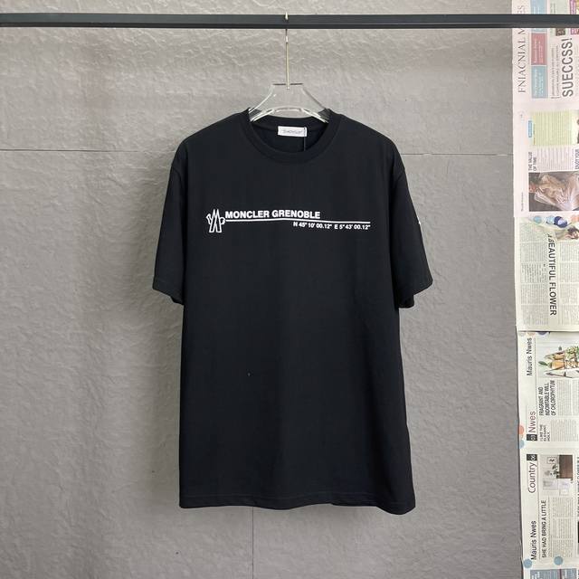 B44 moncler 蒙口新款标志性字母Logo立体印花 Logo手臂 Moncler标识 仿佛艺术家的灵魂印记 辨识度拉满 低调中蕴含着无尽的故事与格调 无