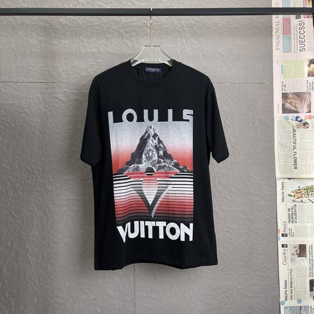 B32 louis Vuitton 路易威登 Lv圆领短袖T恤 三标齐全 采用高克重纯棉面料 数码直喷+刺绣+压钻手感非常舒服 Os落肩版型 时尚又个性 超级百