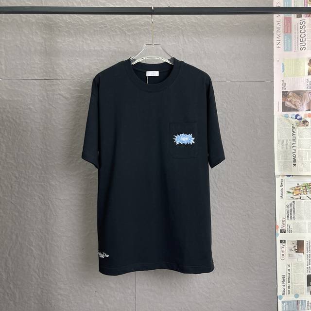 A90 dior迪奥 面料升级 采用300足克面料 25新款 口袋刺绣 高端工艺 独家专供新款原单 男女同款 休闲宽松版型短袖 高端定制 高版本 时尚百搭爆款