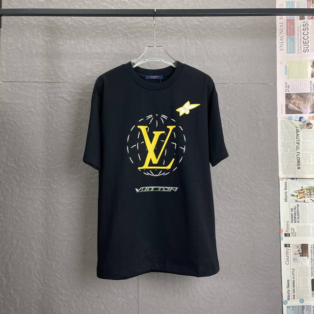 A65 louis Vuitton 路易 钻石航线圆领短袖 特殊烫钻环保胶浆印花 采用300足克面料 不缩水 不变形 环保胶浆印花后的面料手感柔软 舒适 适合贴