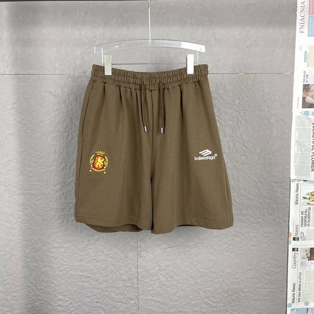 款号 A47 巴黎世家24Ss Sports联名款曼联足球刺绣短裤 面料:采用32支单精梳紧密纺底6支精梳棉做洗后380克加密卫衣布 采用进口环保染料做能撞白的