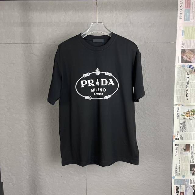B25 prada 普拉达 圆领T恤 这款常规版男士圆领T恤采用精美胸前印花+压胶打造 一贯以新颖方式重释的标志性prada三角形徽标化身 彰显与众不同的品牌格