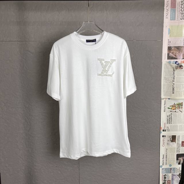 B20 lv珍珠字母炮珠手工制作圆领短袖 不是压钻 不会掉珠 Louisvuitton官网一致款式 面料 32支双纱280克纯棉面料同缸同色织染螺纹 颜色一致