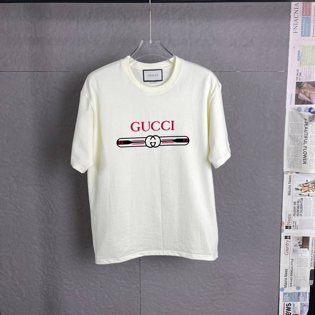 C01 gucci 古驰 300克重面料 男女同款 宽松版型 早春系列高克重短袖 选用客供定制针织100%纯棉面打造,面料手感细腻 厚实有质感的纯棉布 高密度的