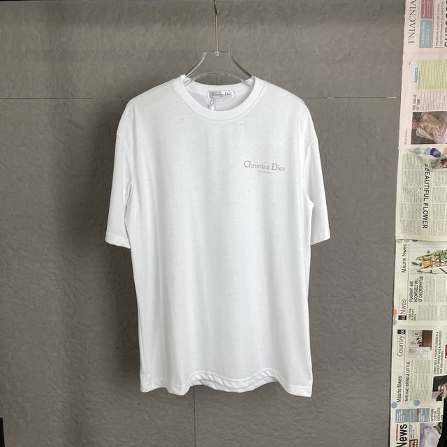 B05 dior迪奥 破洞 Logo男女同款短袖宽松T恤 官网一致 定制280克全棉面料 面料柔软 亲肤舒适 前幅压胶字母标识 非常简约大气的一款 无论是上身舒