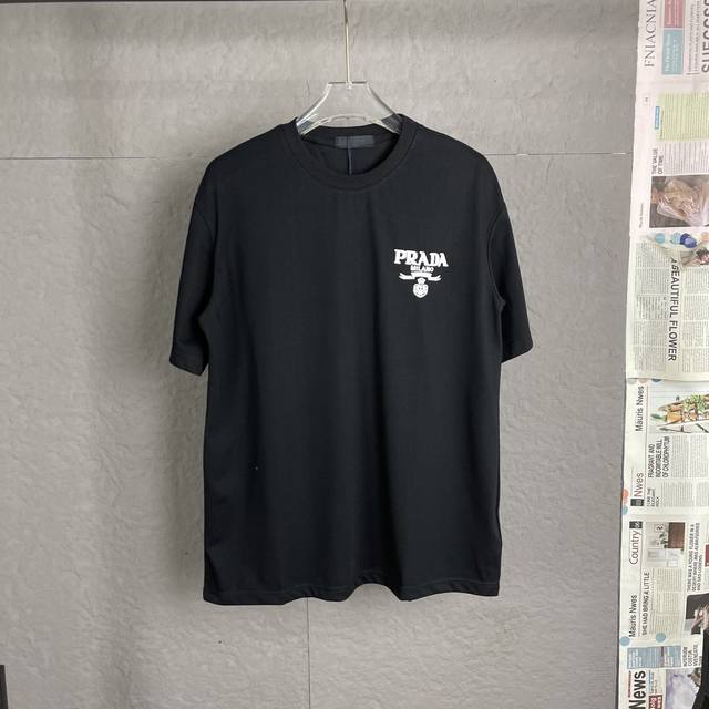 B01 prada 普拉达 25Fw 圆领T恤 这款常规版男士圆领T恤采用精美胸前刺绣打造 一贯以新颖方式重释的标志性prada三角形徽标化身 彰显与众不同的品
