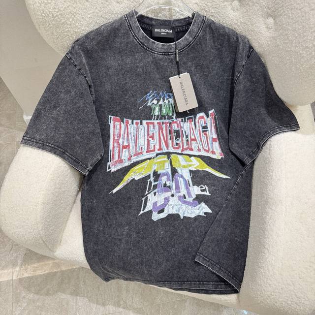 Balenciaga巴黎世家 25Ss夏季巴黎260克短T 白色背景 文字 Money To Buy Balenciaga 用粗体 多彩的画笔笔触书写 文字位于