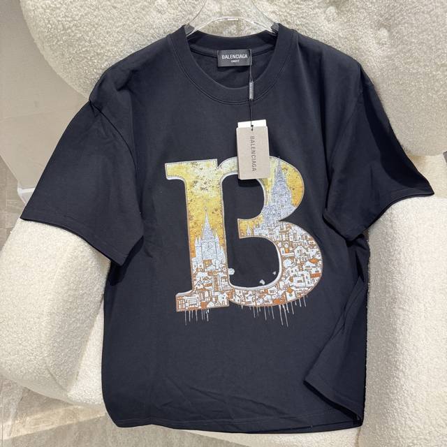 Balenciaga巴黎世家 25Ss夏季巴黎260克短T 一个高度详细 风格化 金色调的字母 B 带有法国巴黎城市景观设计 背景为深色 烟雾状 城市景观细节丰