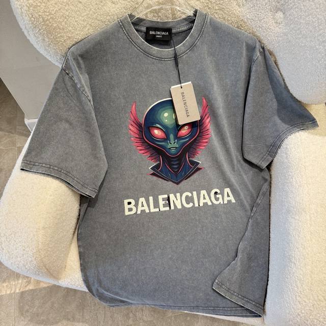 Balenciaga巴黎世家 25Ss夏季巴黎260克短T 一幅数字插图 描绘了一个拥有深绿色皮肤 红色眼睛和粉色翅膀的人形外星生物 外星人的头部位于图像的中心