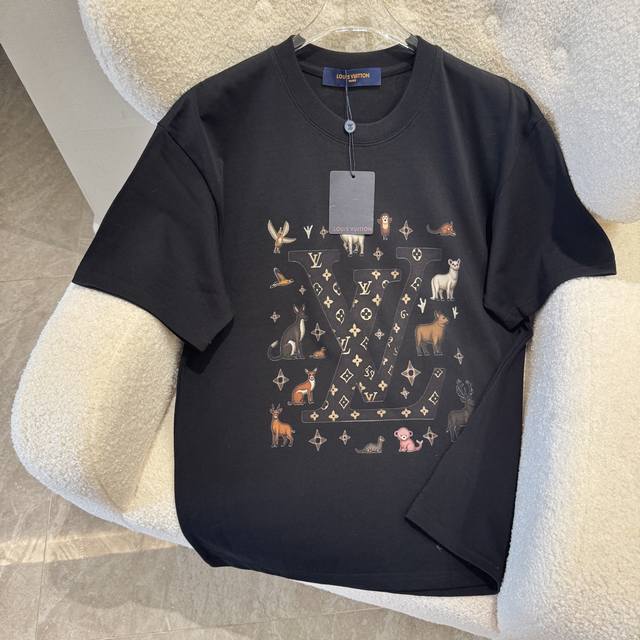 Louis Vuitton路易威登 25Ss夏季1*V260克短T 一个大写的黑色字母 V 带有金色花卉图案 周围是各种卡通动物插图 采用有趣和异想天开的风格