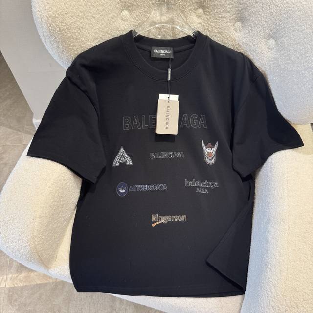 Balenciaga巴黎世家 25Ss夏季巴黎260克短T 前副图片显示一个白色或黑色背景 顶部用黑色字体写着 Balenciaga 后面用较小的黑色字体写着