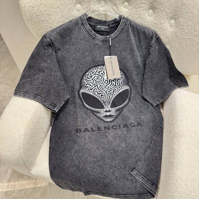 Balenciaga巴黎世家 25Ss夏季巴黎260克短T 一幅极简主义的黑白插图 描绘了一个外星人的脸 带有复杂的 风格化的图案 外星人有两个大而锐利的眼睛和