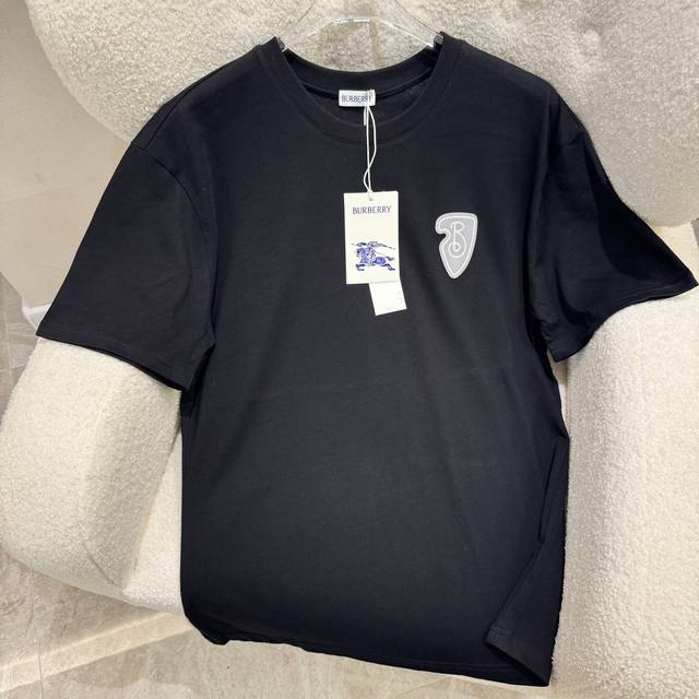 Burberry巴宝莉 burberry 巴宝莉发泡印花加绣花战马短袖 男女同款 Burberry 春装T-Shirt系列在设计上延续品牌一贯的优雅与经典 同时