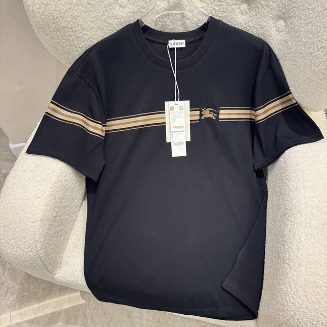 Burberry巴宝莉 2025春夏新款短袖T恤 走秀图案时尚休闲短袖T恤衫 设计Logo设计 极具设计精选客供100%全棉面料 280克纯棉T恤 手感柔软亲肤