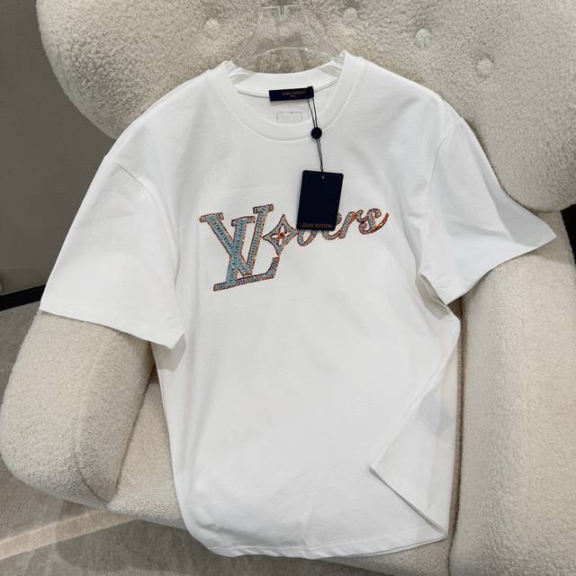 Louis Vuitton路易威登 1V 2025新款手工珠刺绣短袖T恤 40S纯棉平纹100%纯棉面料 280G 本款T恤取材柔软棉料 以串珠刺绣抒写1V L