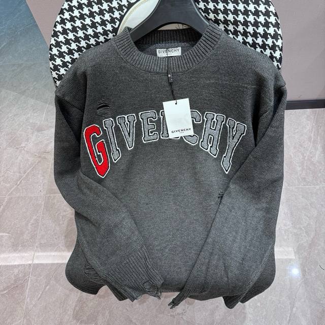 Givenchy纪梵希 24S毛巾绣Logo圆领毛衣 经典针织服是采用精致细节 和标志性品牌符号焕新演绎迷人魅力 彰显品牌的传统精髓 无限延伸别样气质款毛衣单穿