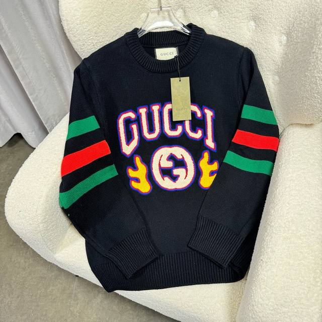 Guccl古驰 独家首发 原单品质 Guc*I 24秋冬新品 美式学院风复古圆领毛衣 胸前互扣双G火焰字母毛巾绣Logo 定位立体勾绣字母工艺超赞 撞色杠条刺绣