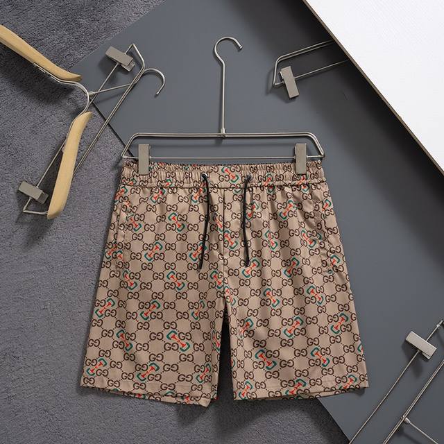 gucci 古驰 2025春夏季新款休闲高品质 速干裤梭织面料 沙滩裤 超高端品质3D数码印花工艺制作而成 原版复刻 整体提花最新字母联盟Logo图案设计 纤维