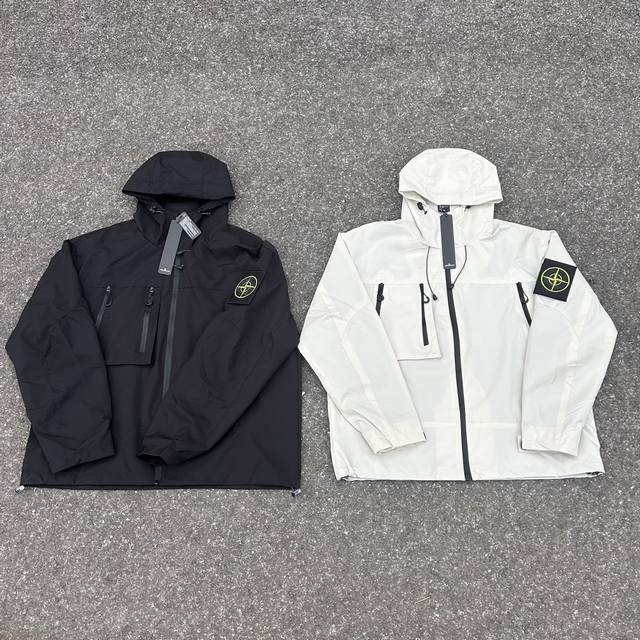 款号Fz200 stone Island 石头岛工装勋章防风防水机能户外冲锋衣外套 实拍品质 放心入手 面料采用高品质科技图层防风防雨设计 防寒升级 高密度面料