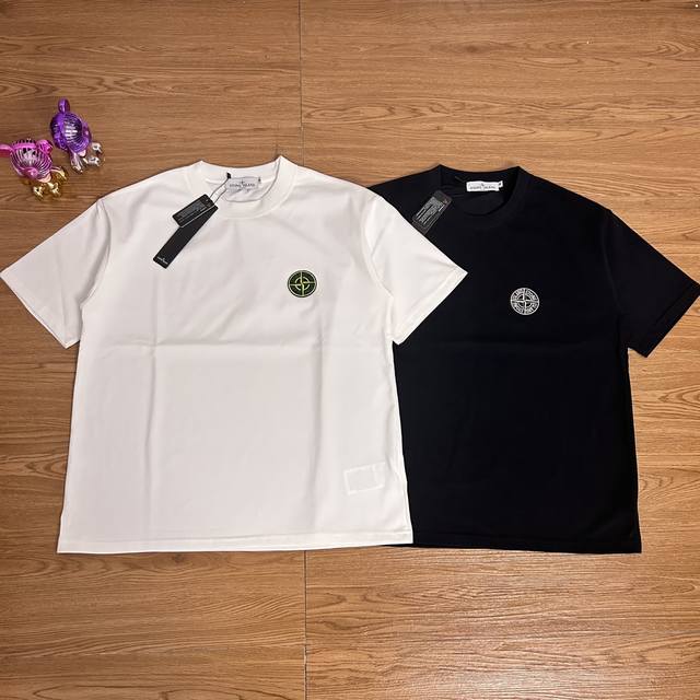款号232 stone Island 石头岛勋章重工刺绣短袖 甄选品质 实拍可见 面料采用高品质280克重工纯棉面料 面料上身舒服 重工纯棉克度 当季必备 版型