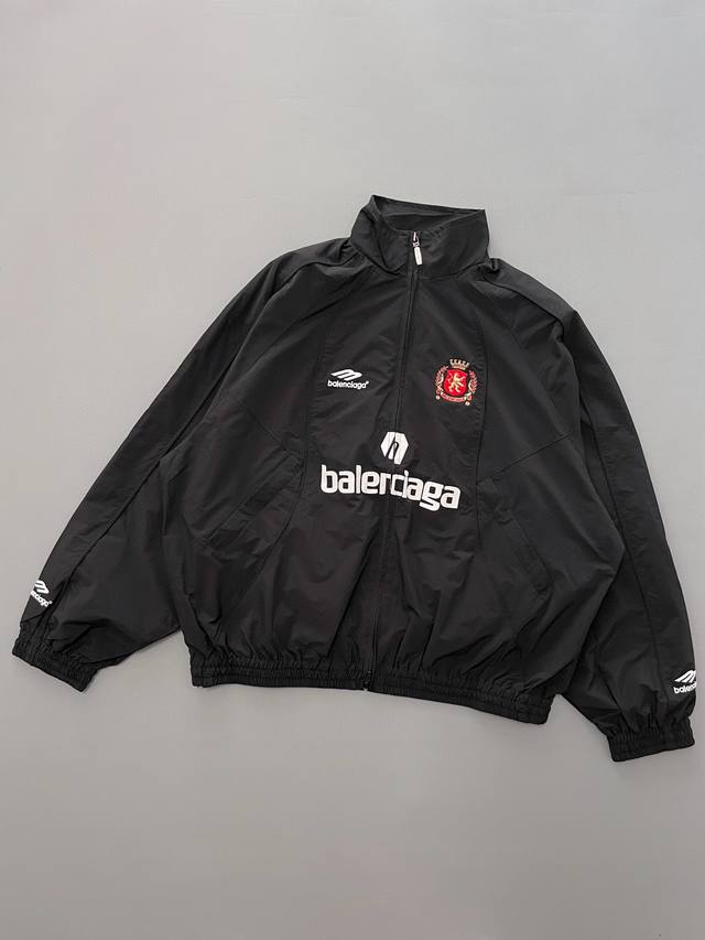 款号615 balenciaga丨巴黎世家 24Ss 联名曼联足球运动夹克外套 高立领插肩袖双头拉链开合2个拉链斜口袋同系配色滚边细节 松紧袖口和腰围胸部饰以F