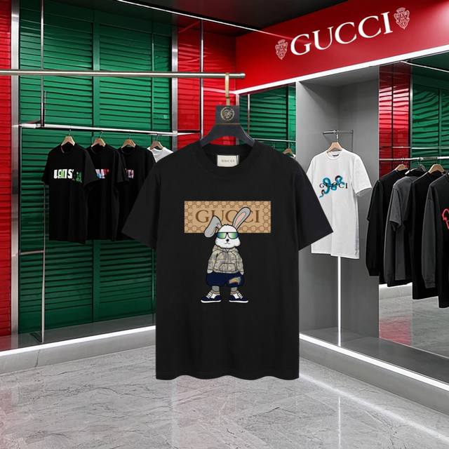 Gucci~古驰 2025新款高品质圆领短袖T恤 袖口车有进口绣花标 定制定染,手感非常舒服 超级百搭好看的一款短袖 三标齐全 非市场普通版本 随意对比 品质绝