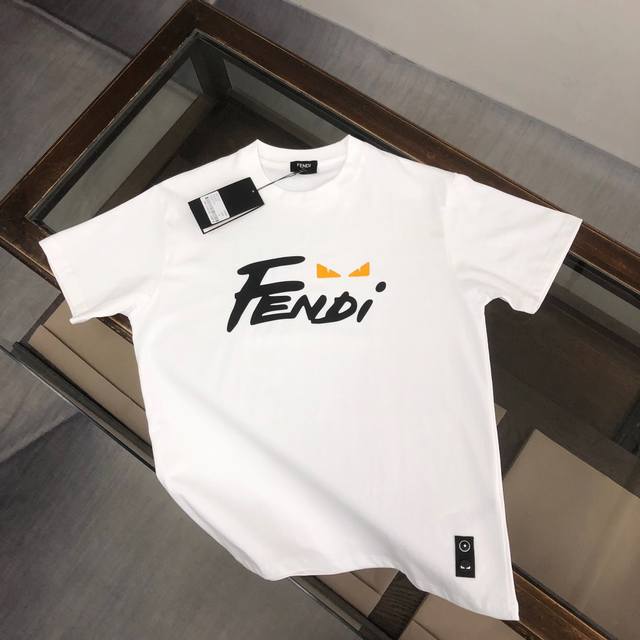 纯棉水洗不变形 fen*Di 芬迪 最新情侣款纯棉T恤 260克定制棉 面料柔软舒适 全新设计灵感 极具时尚代表性 精致压胶字母设计 手感舒适透气 极为时尚耐看