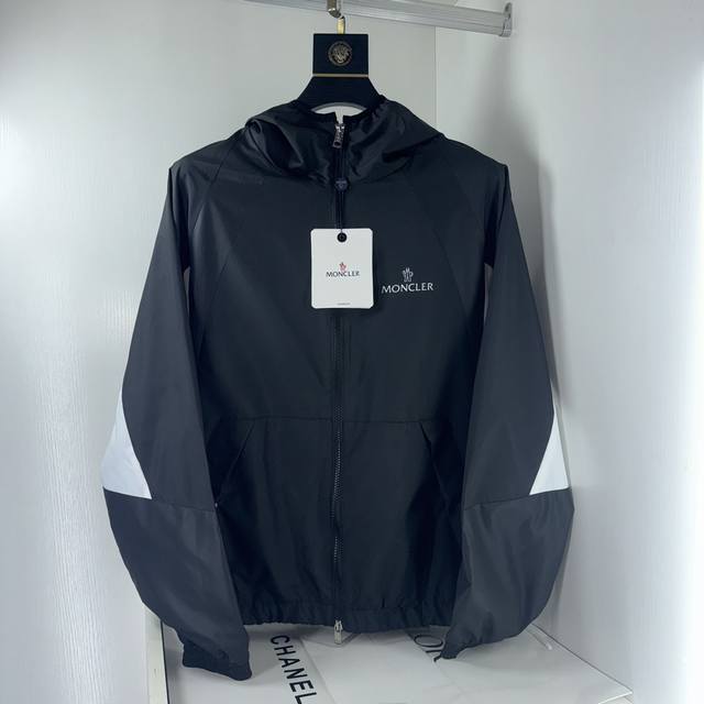 新款上架 moncler 蒙口 春秋冬季新款 黑白拼色风衣连帽夹克 经典胸口标志点缀设计.背部字母印花 让整体更具潮流感 舒适 亲肤 透气好 平时通勤休闲都很实