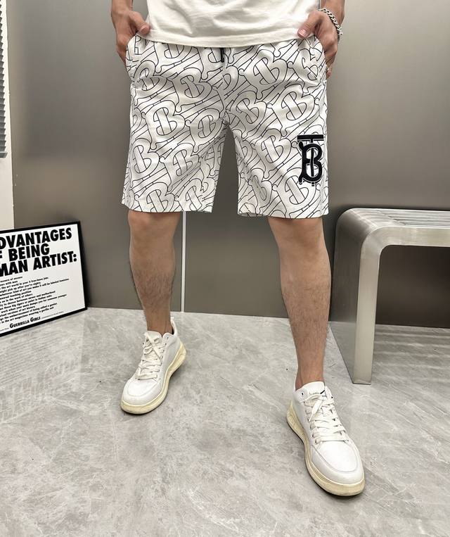 巴宝莉 新款沙滩裤短裤 定制面料 版型紧致立体 直条纹拼接 定制裤绳五金质感强 顺滑 上身舒适透气 凹凸有型的立体感 时尚休闲穿搭 颜色 黑 白 码数M-Xxx
