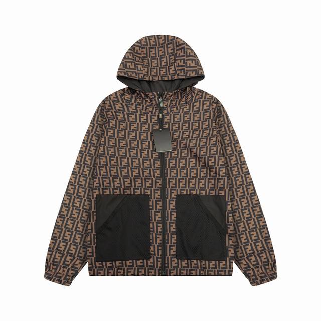 fendi 芬迪 拼接双面穿夹克外套 高版本 Ss新款风衣夹克 定制进口记忆面料打造 追求高端的风范 手感极佳 版型不挑人 舒适透气 营造时尚大气的视觉感官 百