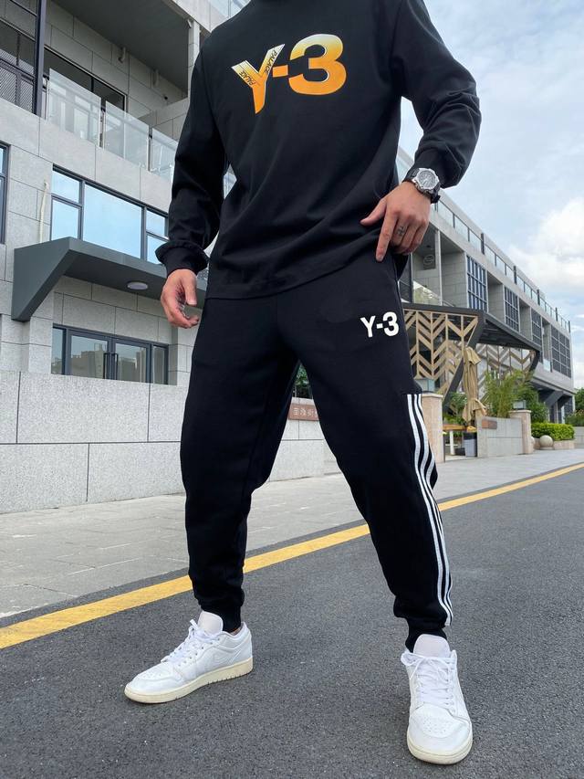 山本耀司 Y3 的这款卫裤太帅啦 字母三条杠设计 简约又时尚 460克纯棉超有个性 休闲宽松束脚版型 舒服自在 运动跑步都超合适 面料舒适 透气亲肤 质量超棒