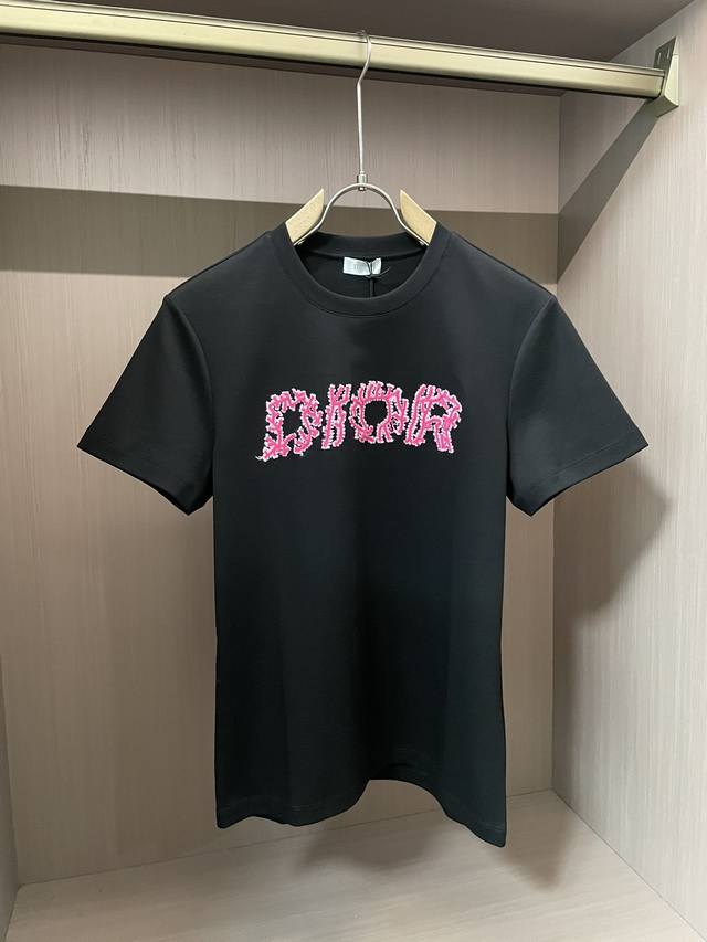 dior 新品 最新专柜短袖T恤 定制260克面料高密面料 万针刺绣字母传承经典著作胸前标志图案设计 版型极佳 单穿内搭都是不错的选择 尺码S Xxl