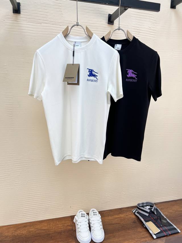 burberr 巴宝 春夏新品短袖T恤 原版刺绣Logo 帅气时尚 简约百搭款 纯棉面料.穿着透气舒适 黑白两色 码数 S-Xxl