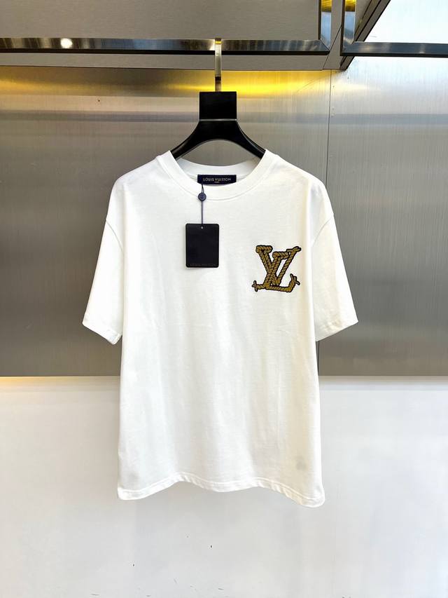 10V 春夏新款印花标识装饰短袖T恤 客供进口100%全棉材质制成 面料手感丝滑柔软 透气亲肤性极佳 着身无比的舒适 整体质感相当之高 衣身胸前标志性徽标Log