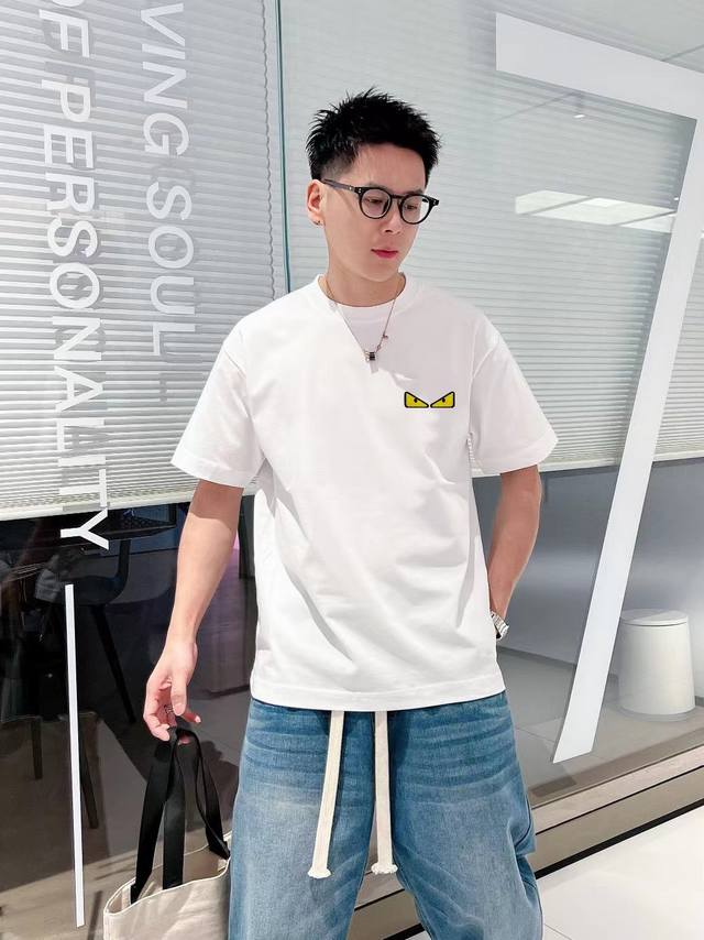 芬迪 春夏新款首发专柜最新款短袖圆领T恤 高端订制 设计前卫时尚 高端定制高支棉面料.手感柔软.穿着舒适.专柜级别精致车线.做工精细.上身效果无敌帅气 型男必备