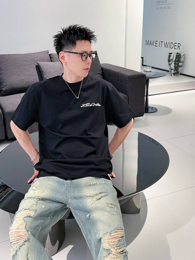 10V 24 Ss春夏新款棉质圆领短袖T恤 胸前刺绣小标识 顶级260活性炭双纱..永不变形系列面料定制 标准版型 黑 白 两色 男女同款 码数 S M L X