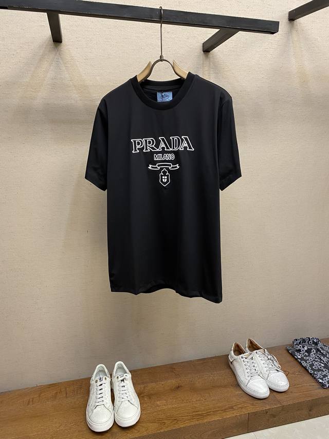 普拉达 官网同款 官网同款 官网同款 重磅推荐 夏装新品 专柜在售 最新系列图案Logo短袖T恤 必须人手一件的节奏 进口顶极精梳棉面料 极为亲肤舒适 摸上去非