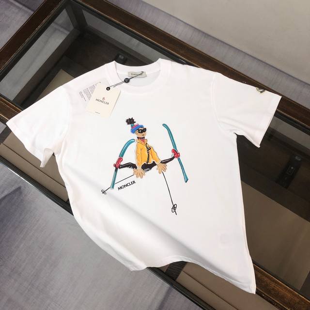 moncler 蒙口 新款男士圆领短袖 情侣T恤 春夏新品 高品质 时尚百搭潮款 定制进口面料 穿着舒适 透气 时尚不失个性 上身休闲随性 帅气有型 彰显大牌气