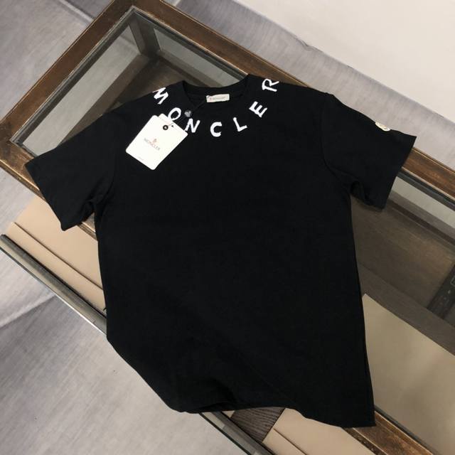 moncler 蒙口新款 高级成衣定制 时尚潮流休闲短袖T恤 温儒柔软细腻柔软 上身亲肤 舒适 凉爽 领口品牌字母个性时尚 活力十足 时尚百搭必备款 颜色 黑色