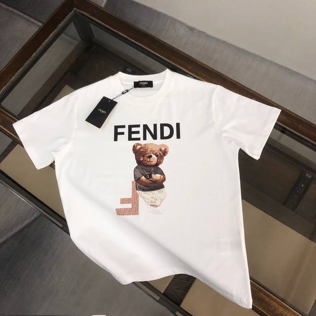 fendi 芬迪 春夏最新情侣款短袖T恤 全套定制辅料 立体小熊印花工艺 定制纯棉面料 立体的同时又不会有闷湿感 舒适性与透气性兼优可亲肤 柔软抗皱性和垂性极佳