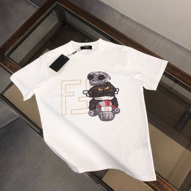 fendi 芬迪 春夏最新情侣款短袖T恤 全套定制辅料 精致印花设计 定制纯棉面料 立体的同时又不会有闷湿感 舒适性与透气性兼优可亲肤 柔软抗皱性和垂性极佳 穿